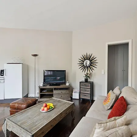 Champs-elysees & Arc De Triomphe - Cityapartmentstay
