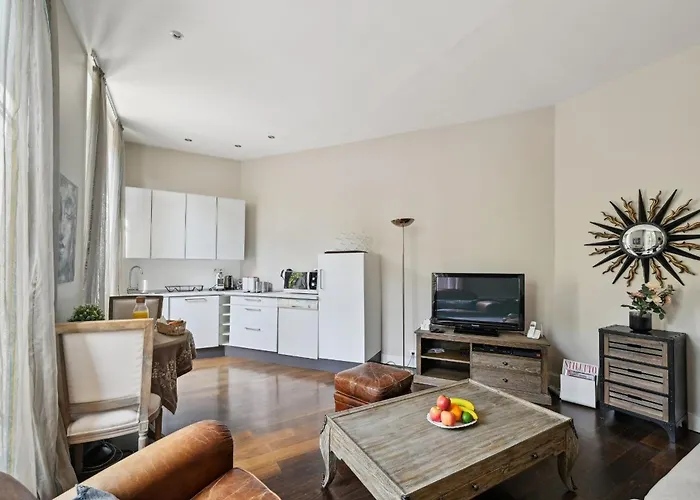 Champs-elysees & Arc De Triomphe - Cityapartmentstay