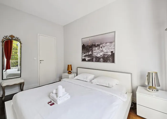 Apartment Champs-elysees & Arc De Triomphe - Cityapartmentstay Paris