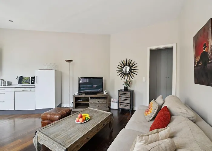 Champs-elysees & Arc De Triomphe - Cityapartmentstay