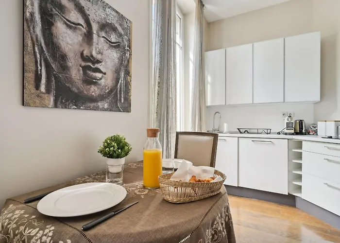 Apartment Champs-elysees & Arc De Triomphe - Cityapartmentstay Paris